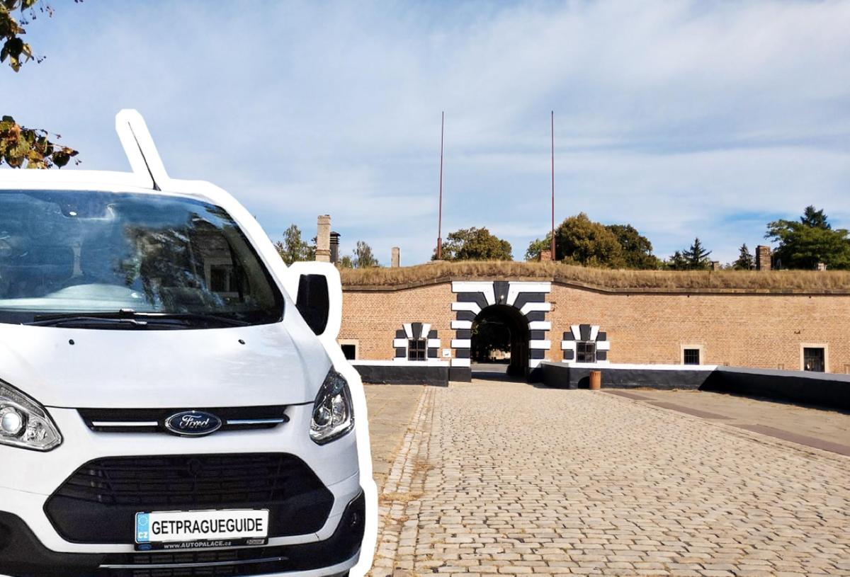 egy fehér furgon parkolt egy épület előtt