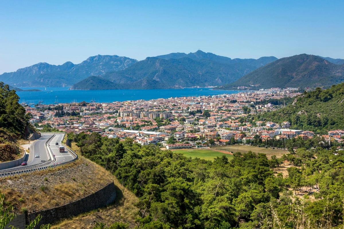 uma vista aérea de uma cidade e uma estrada