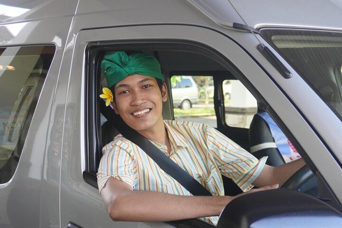 um homem sentado em um carro com uma flor na cabeça