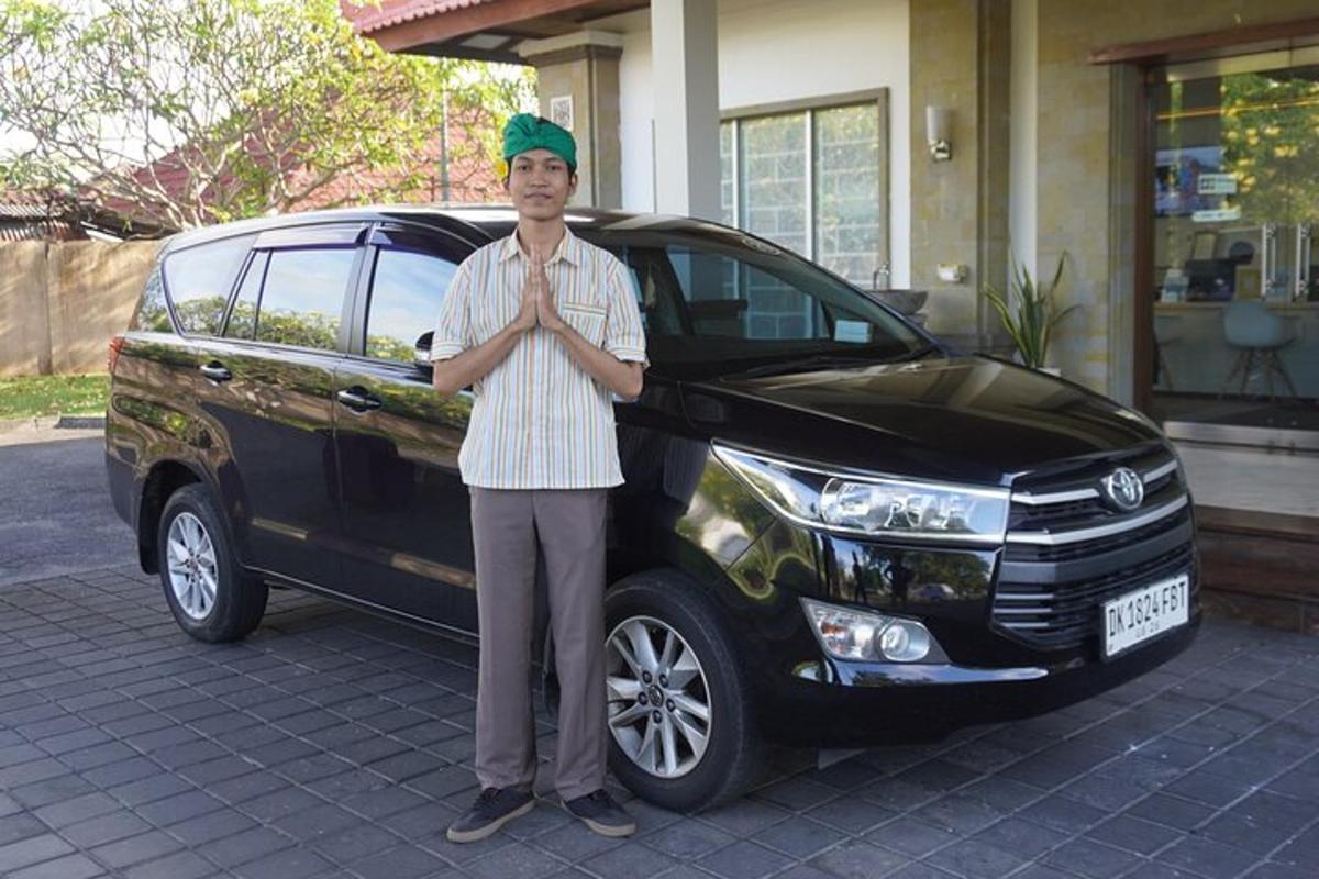 um homem está parado na frente de um carro