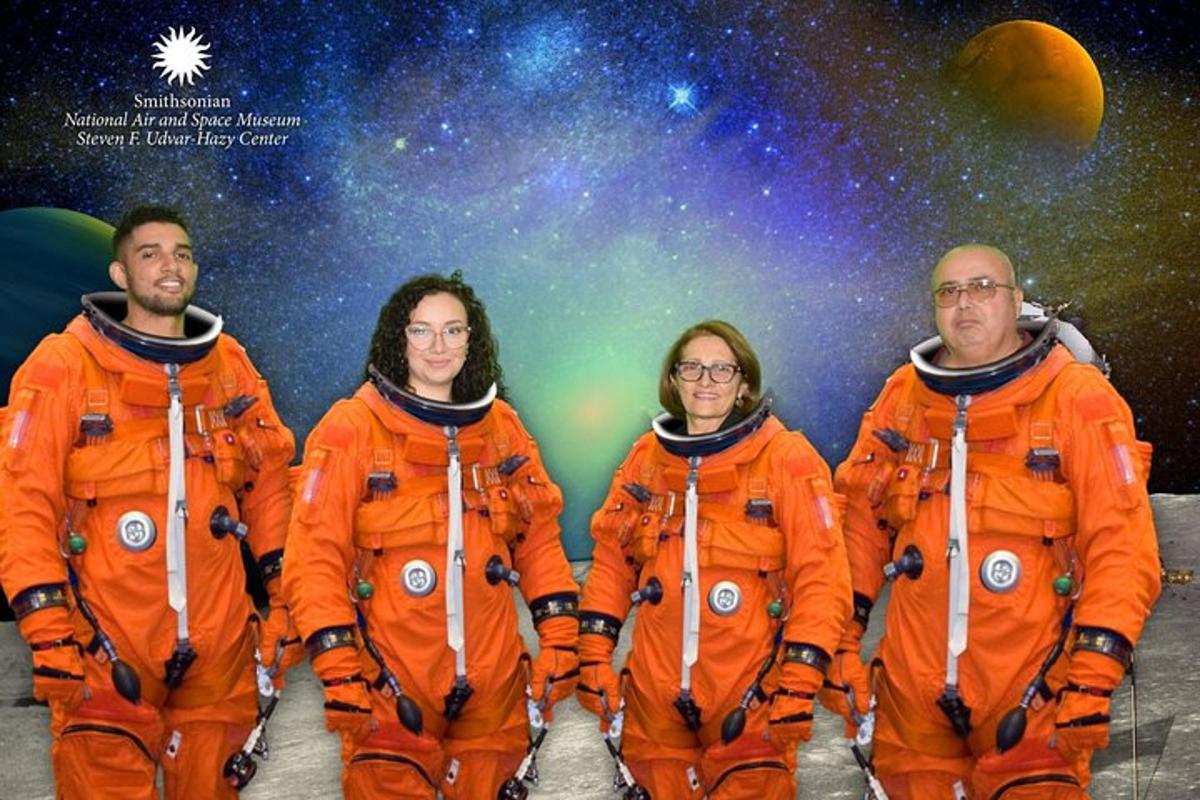 skupina astronautů stojící na Měsíci