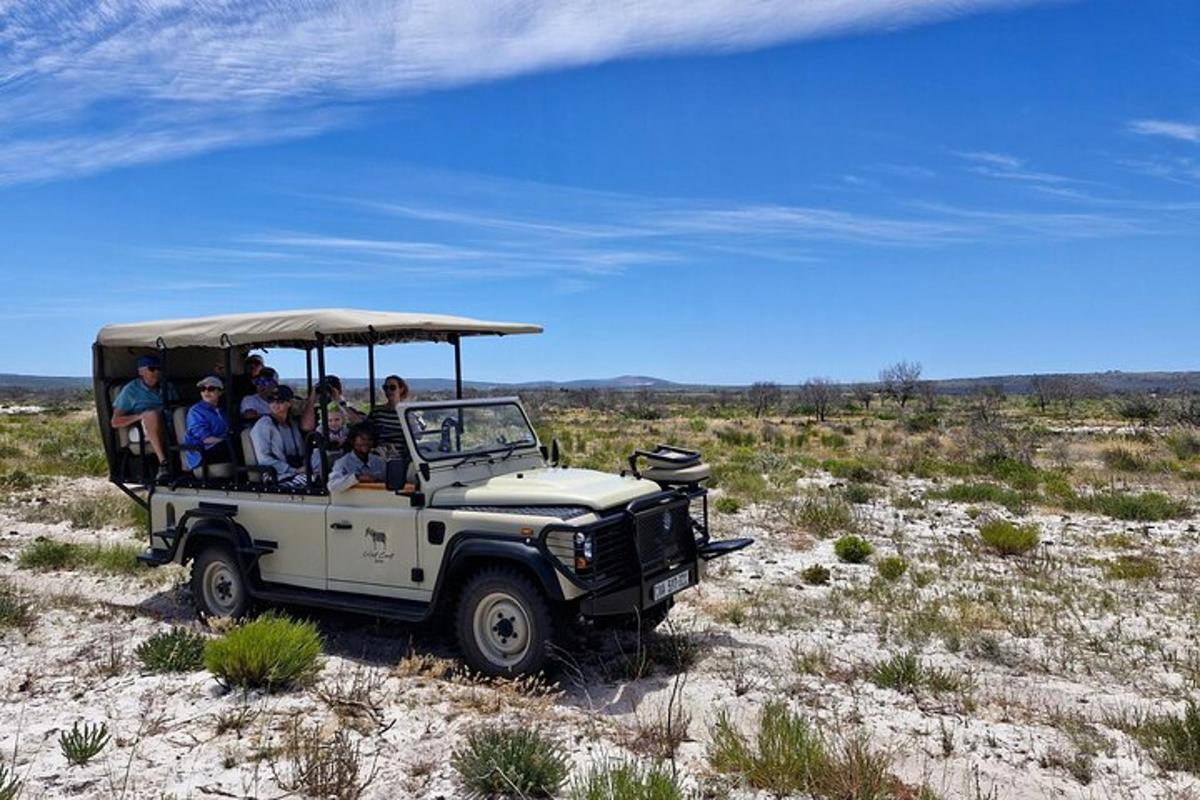 un grup de persones en un jeep al desert