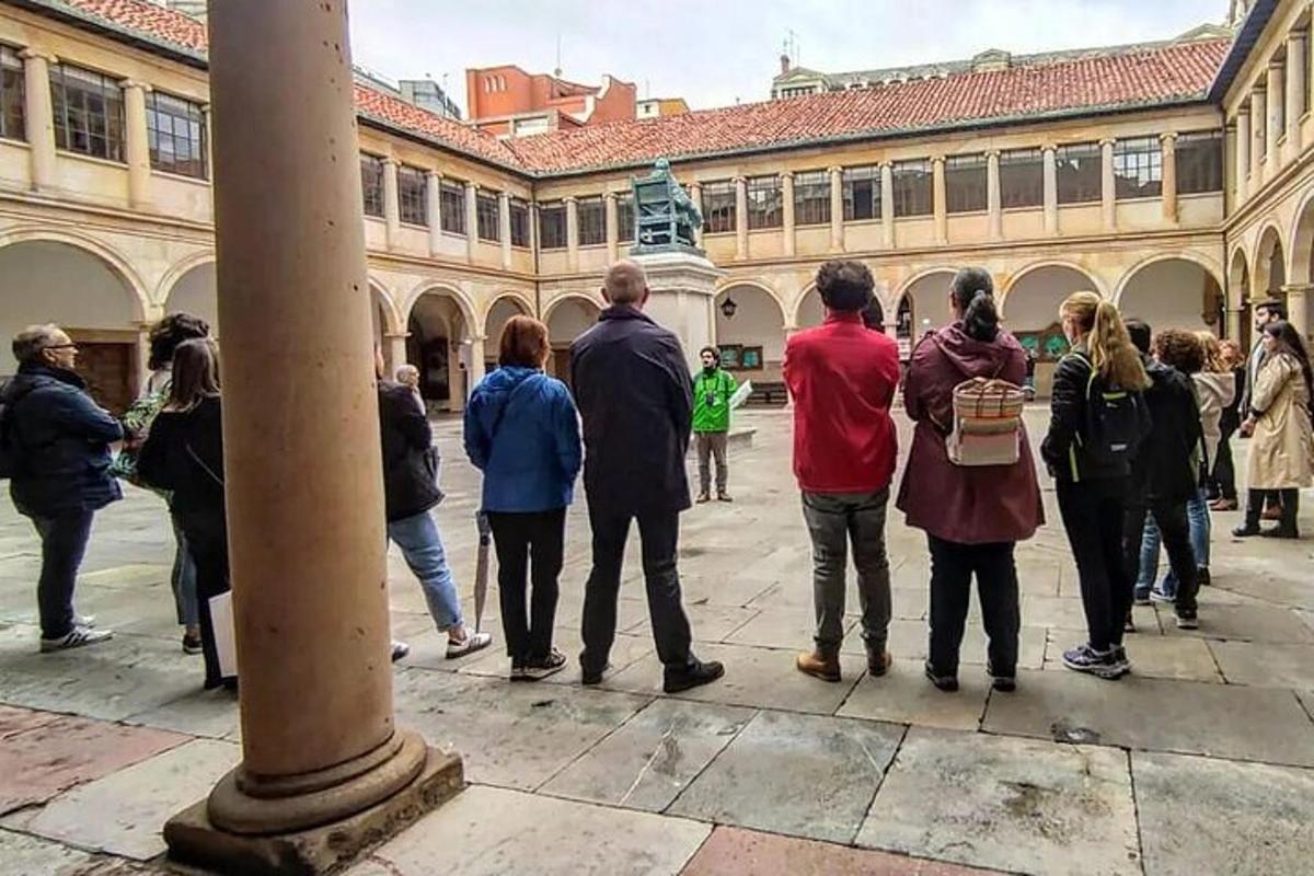 μια ομάδα ανθρώπων που στέκονται μπροστά σε ένα κτίριο