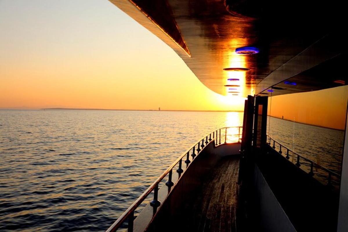 un crucero en el océano al atardecer