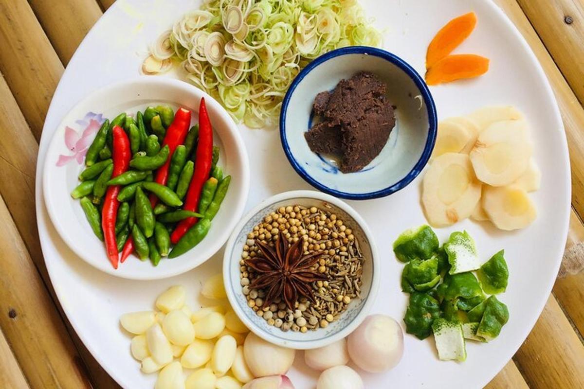 isang puting plato na may mga mangkok ng gulay at iba pang pagkain