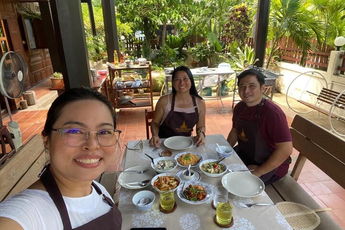 isang grupo ng mga tao na nakaupo sa isang mesa na may pagkain