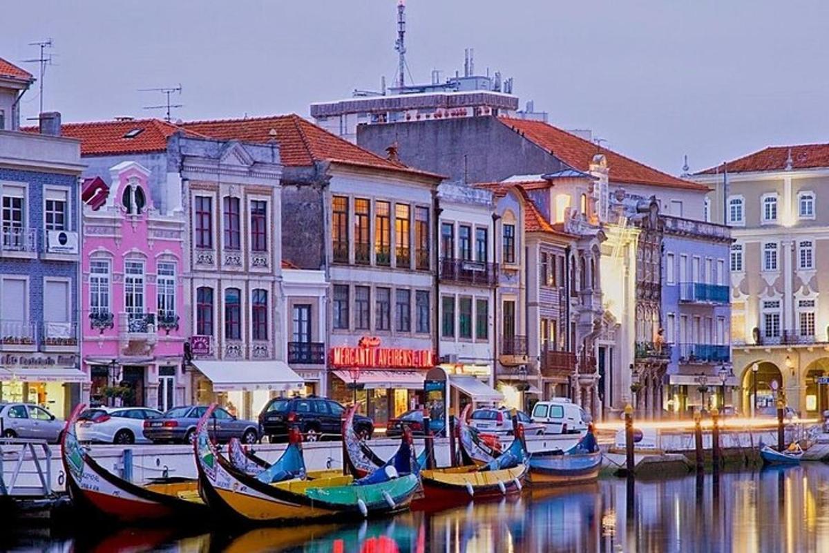 Un grupo de barcos están atracados en un canal con edificios.