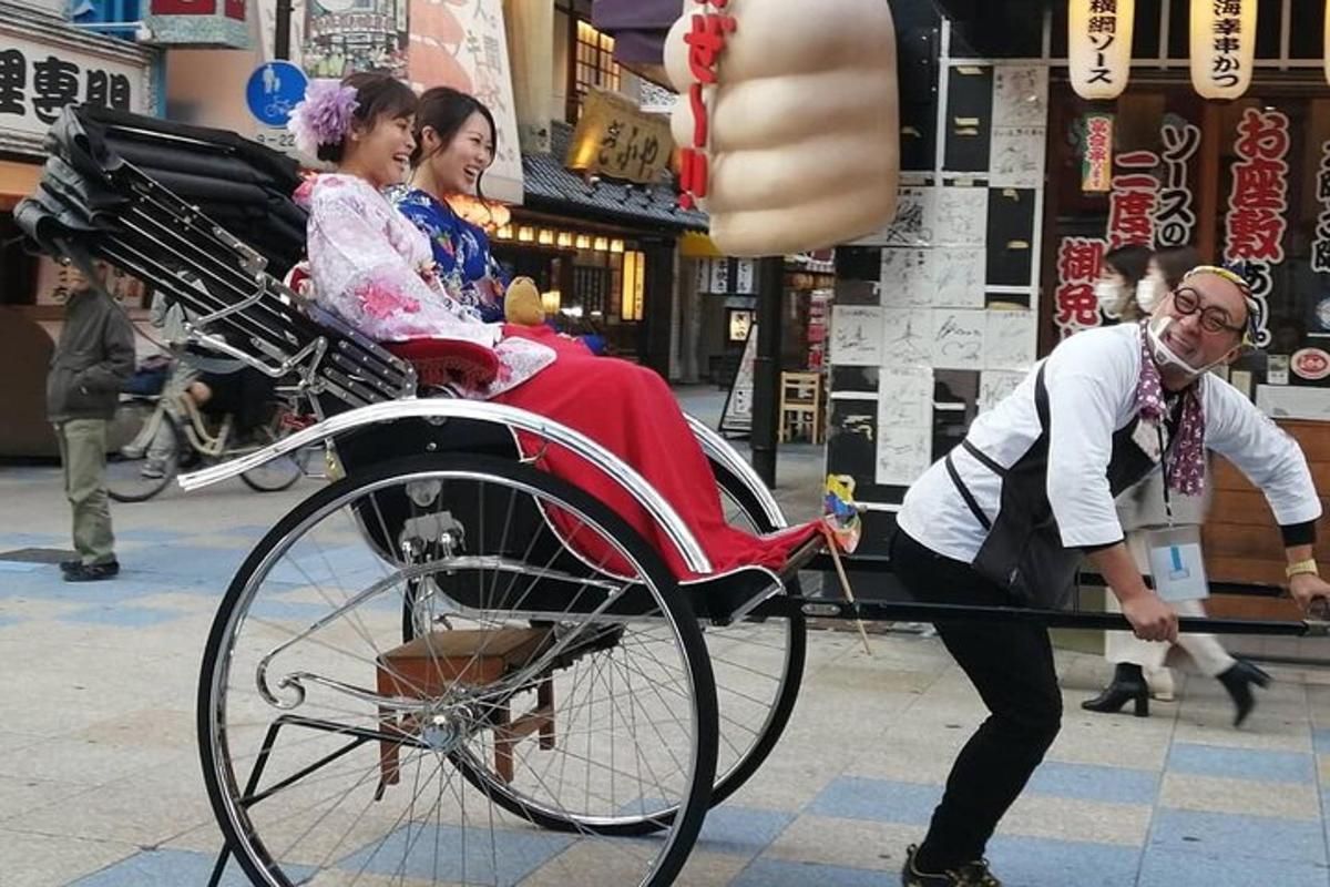 bir adam bir kadını rikşayla çekiyor
