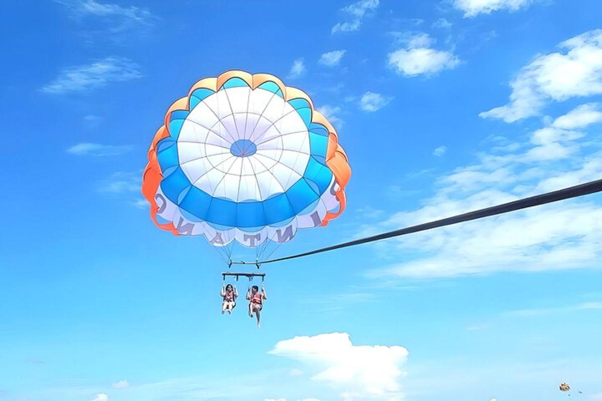 balon na vroč zrak, ki leti po nebu