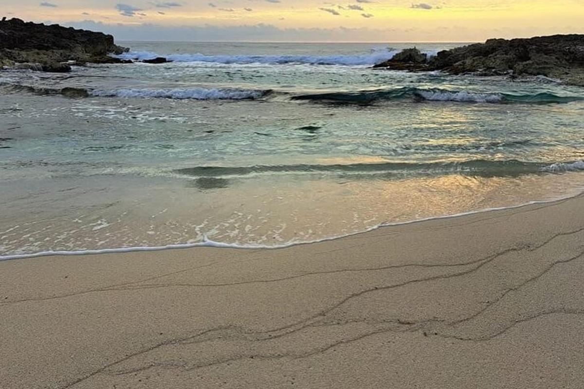 una playa con el océano y las olas
