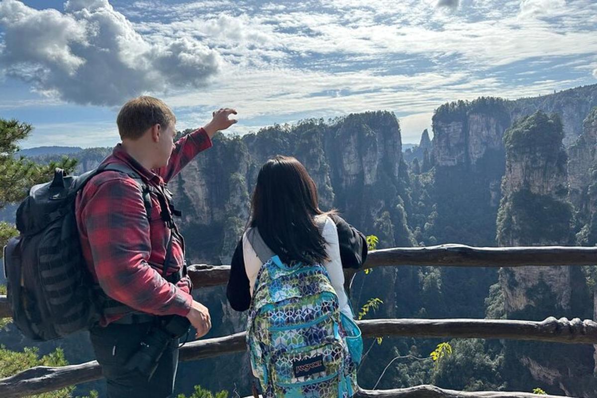一男一女站在山顶上