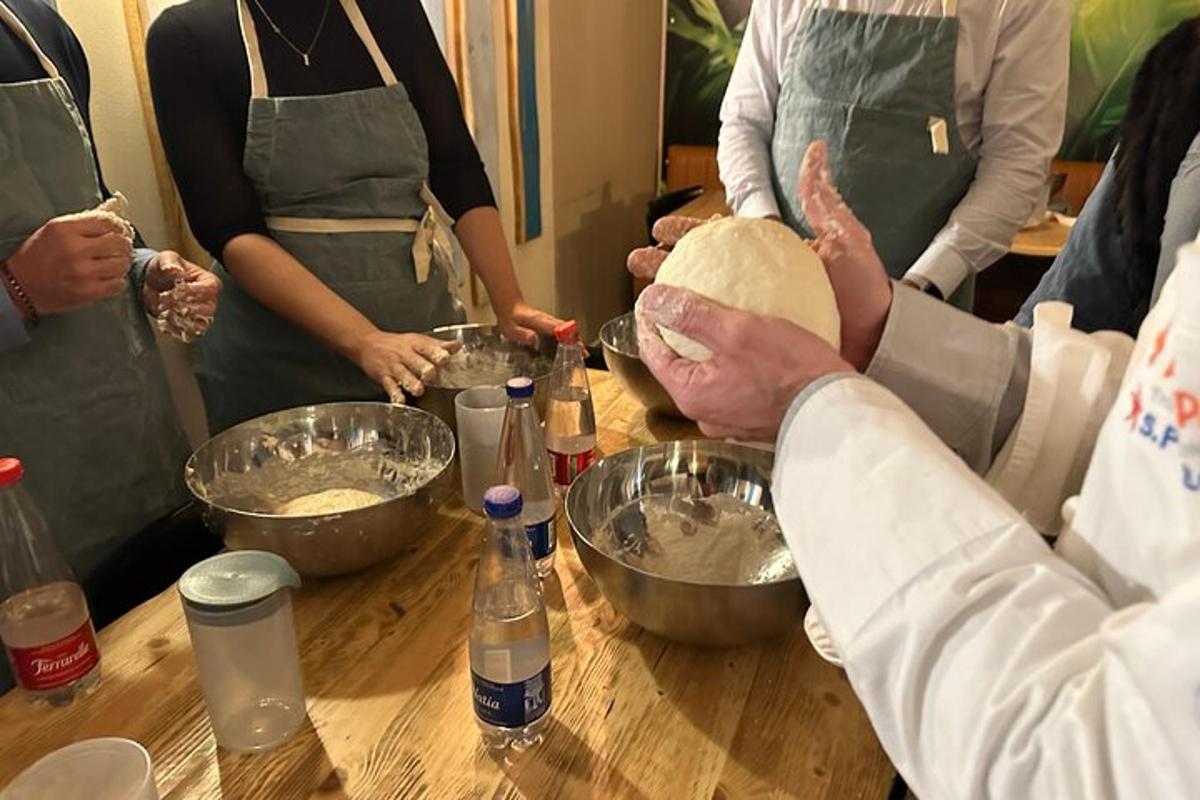 un grup de persones al voltant d'una taula preparant menjar