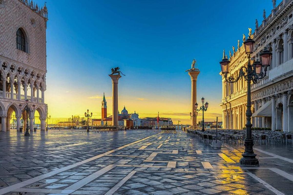 una plaça de la ciutat amb columnes i edificis i una posta de sol