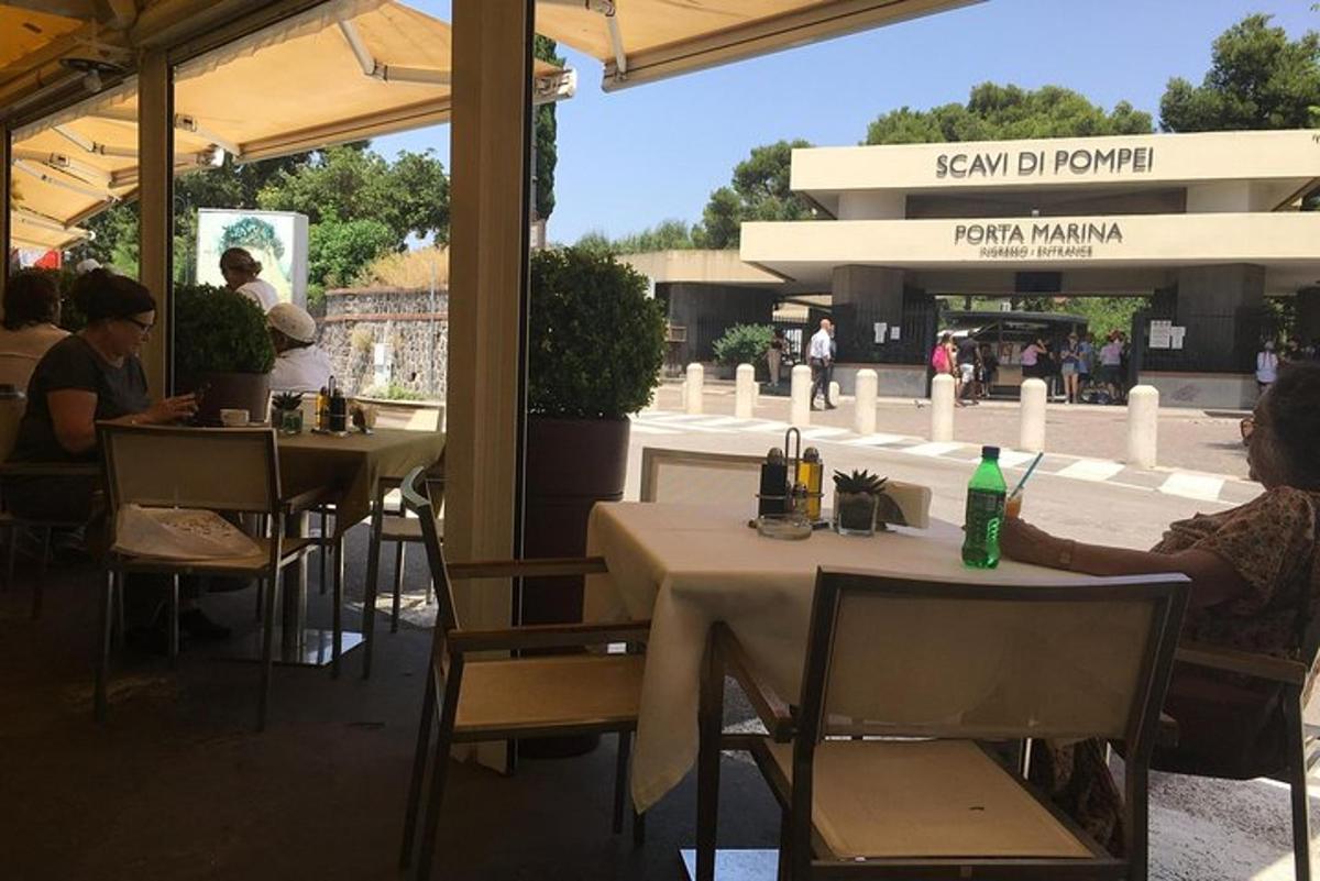 grupp inimesi, kes istuvad restoranis laudade taga