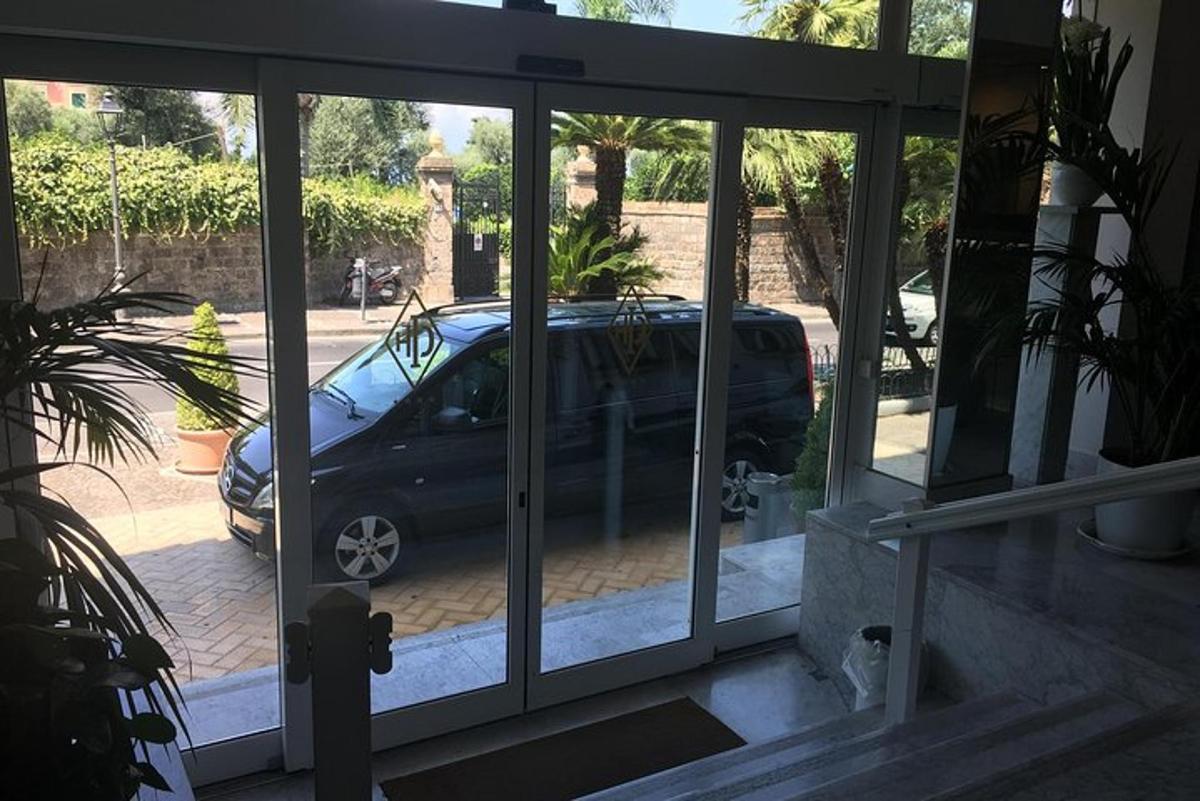 auto on pargitud klaasukse taha