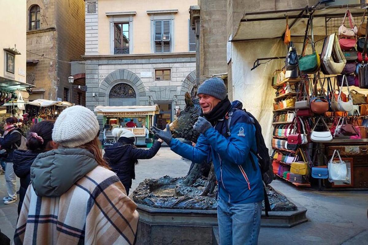muž stojící vedle sochy na ulici