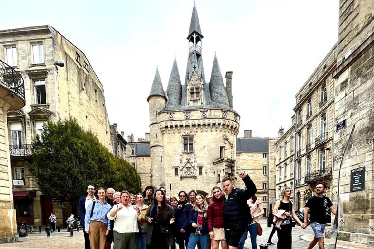 un gruppo di persone in piedi davanti a un castello