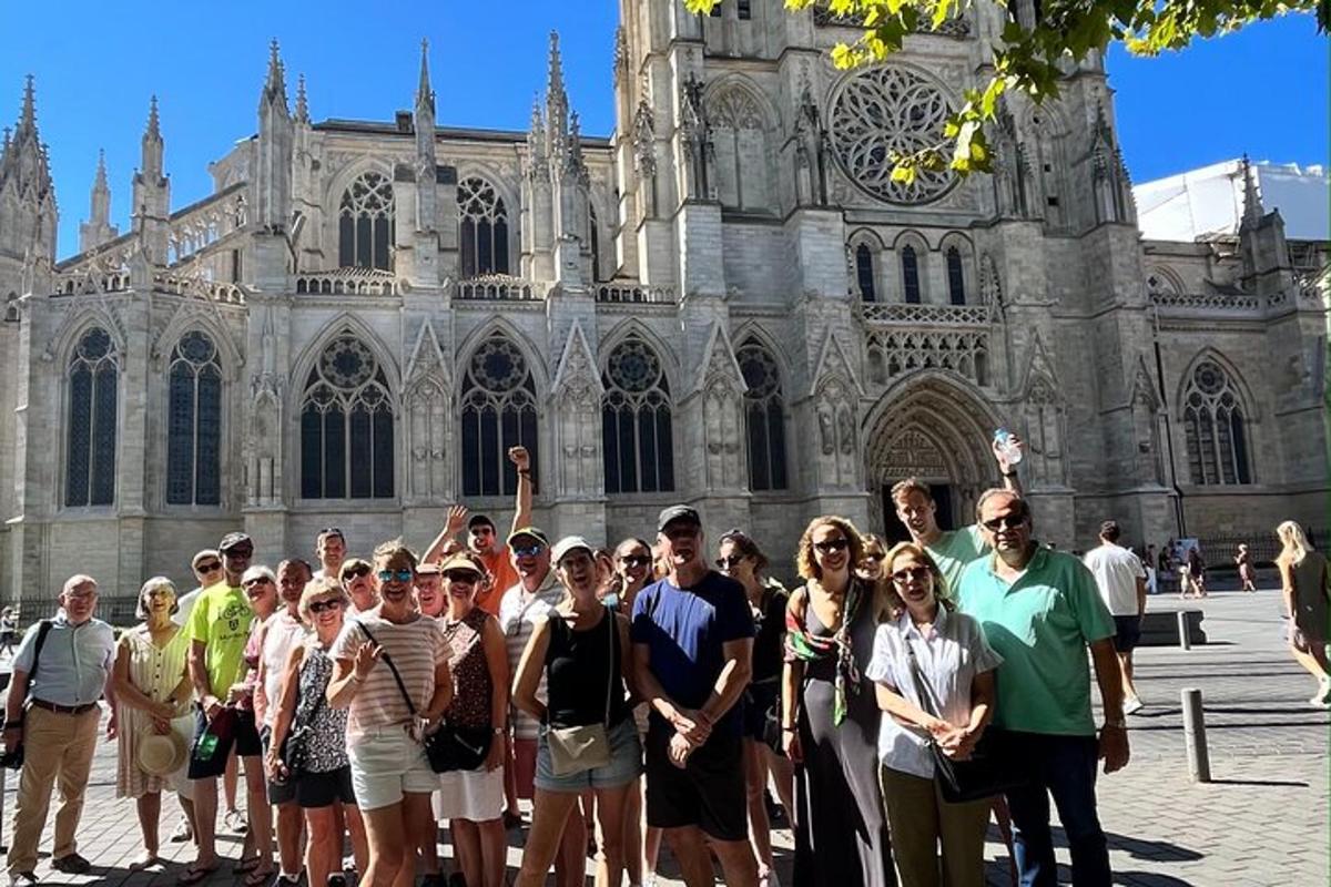 un gruppo di persone in piedi davanti a una cattedrale