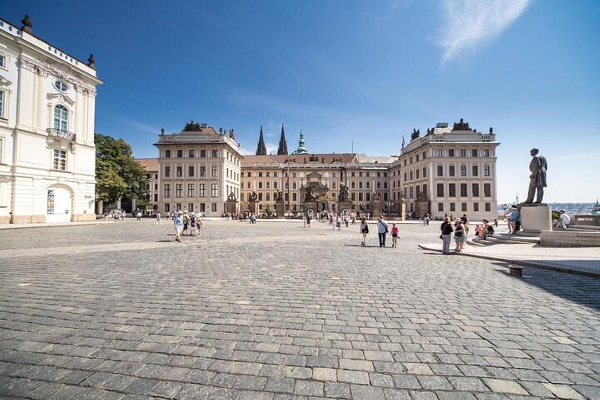 grupa ljudi koja šeta gradskim trgom