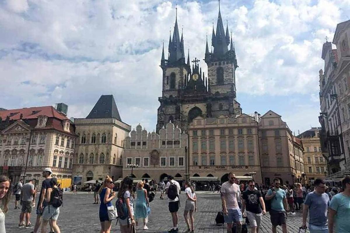 skupina ljudi, ki stojijo pred veliko stavbo