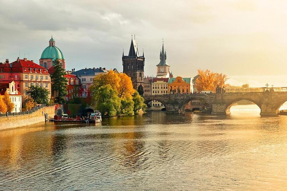 mesto z mostom in reka z zgradbami
