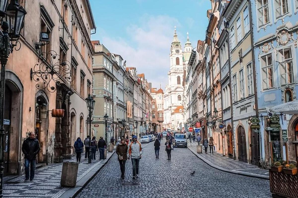 skupina ljudi, ki hodijo po ulici z zgradbami