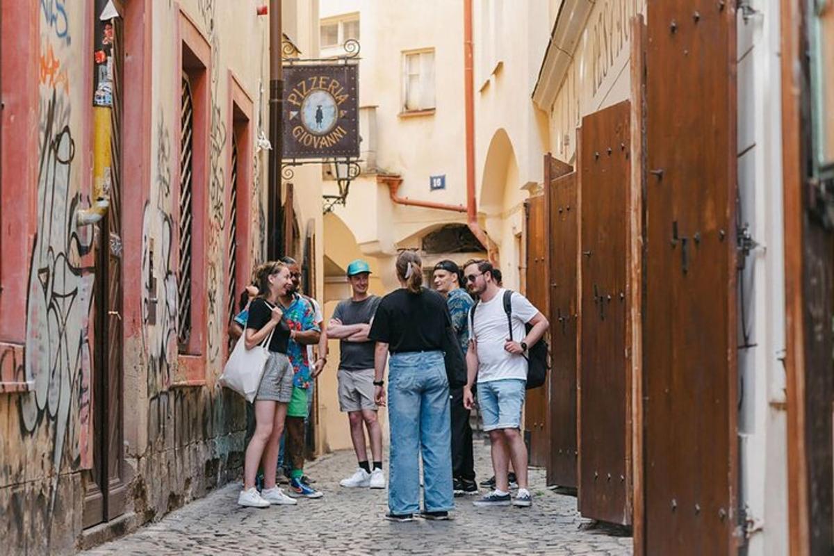 grupa ljudi koji hodaju niz uličicu
