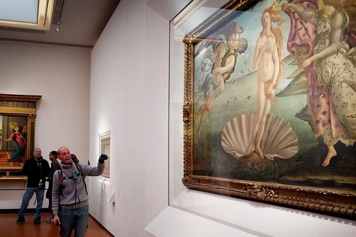 un uomo che scatta una foto di un dipinto in un museo