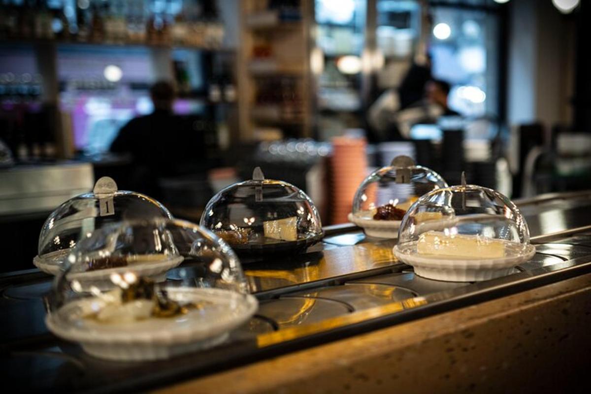 čtyři talíře na pultu v restauraci