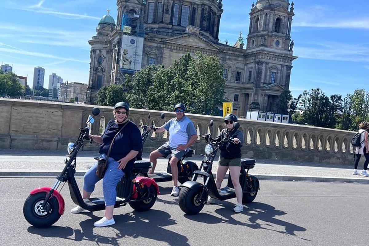 группа людей, сидящих на скутерах на мосту