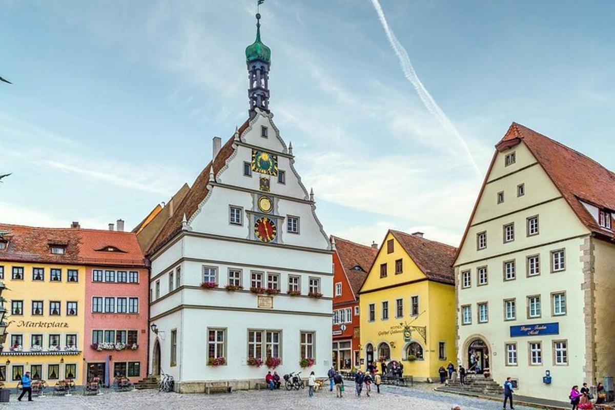 hoonete rühm koos kellatorniga