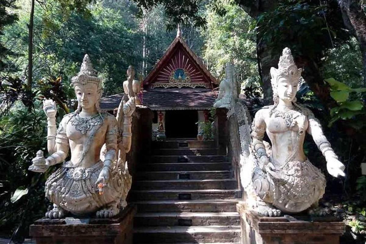 due statue di pietra sedute davanti a un edificio