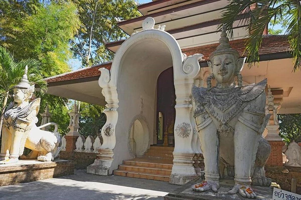 uma estátua em frente a uma casa