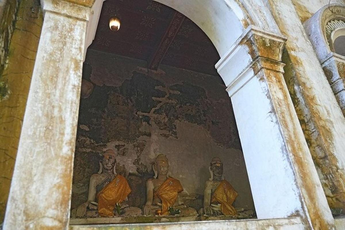 uma pintura de três homens na parede de um prédio