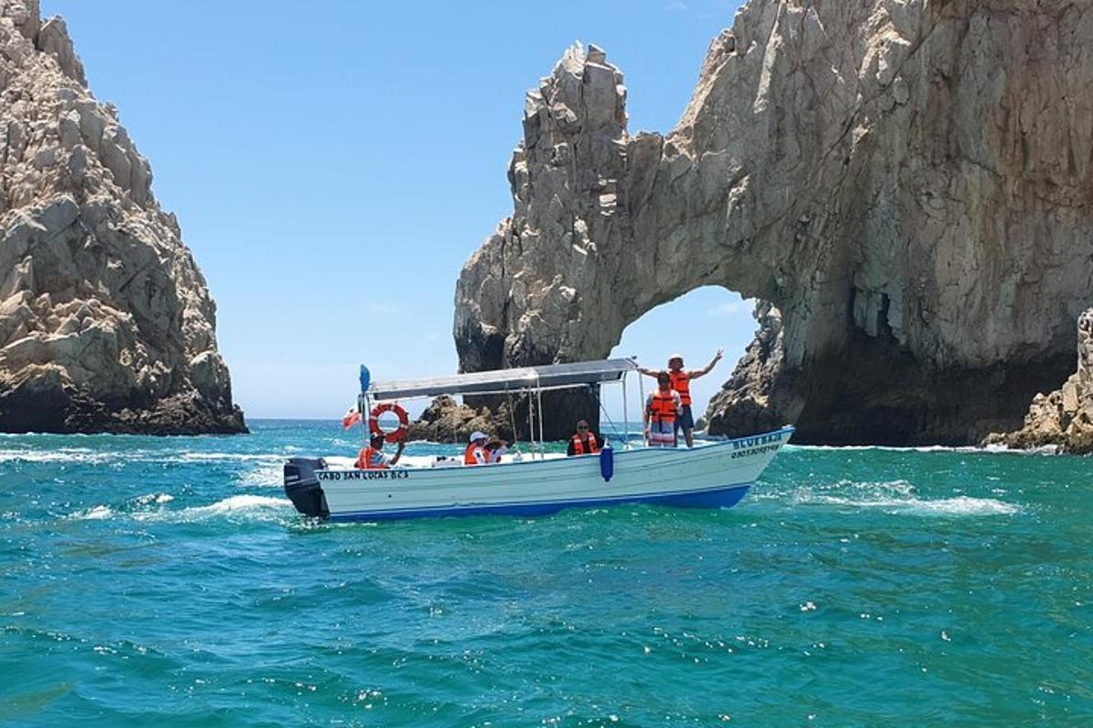 eine Gruppe von Menschen auf einem Boot im Wasser