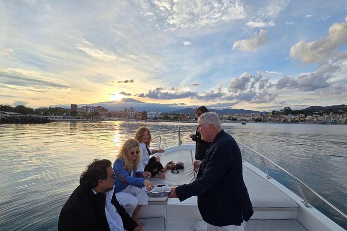 um grupo de pessoas em um barco na água