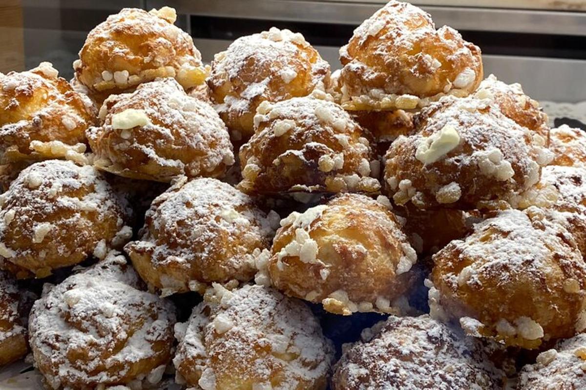 hrúga af kleinuhringjum þakin flórsykri