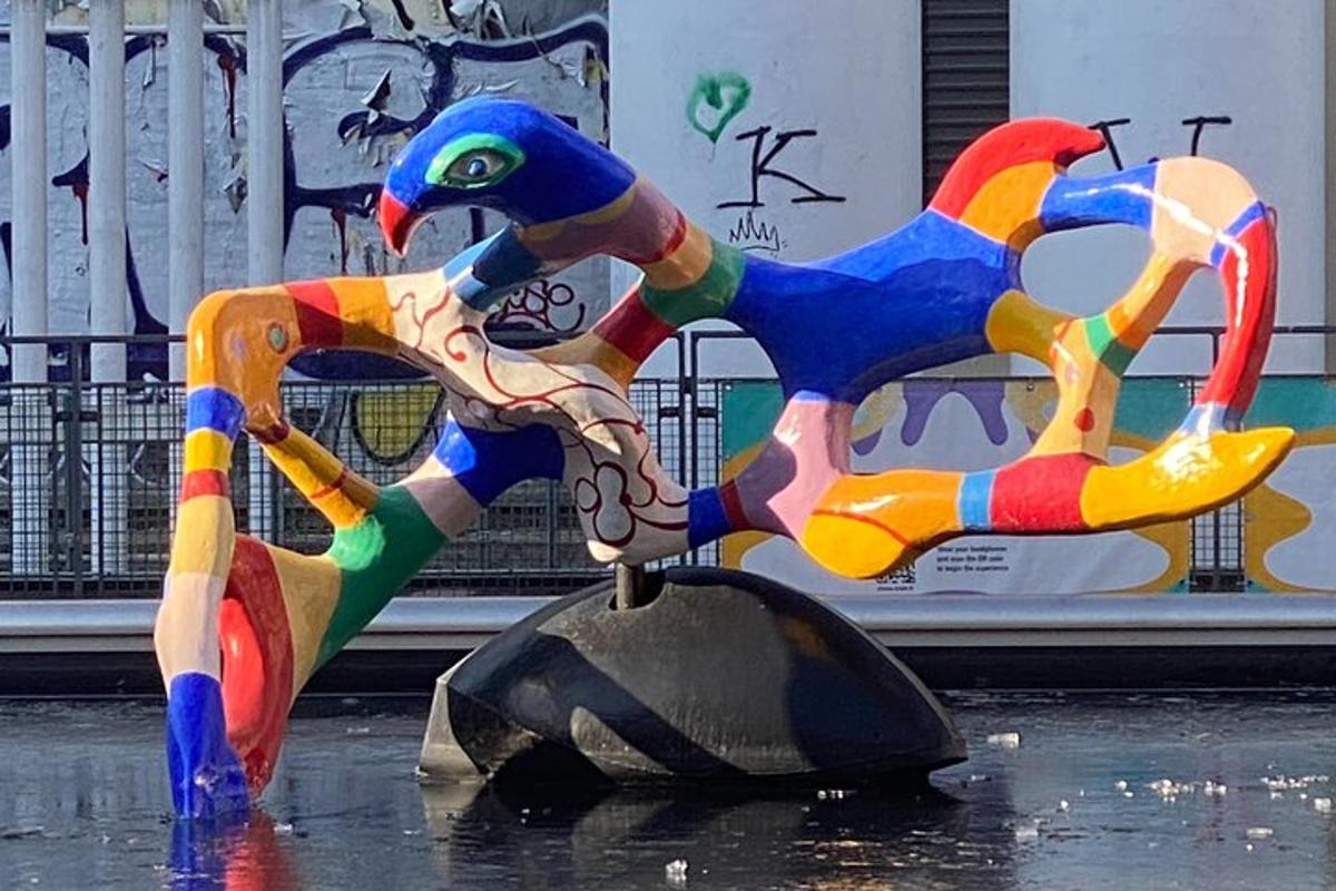 Ένα ζωηρόχρωμο άγαλμα δύο πουλιών σε έναν βράχο