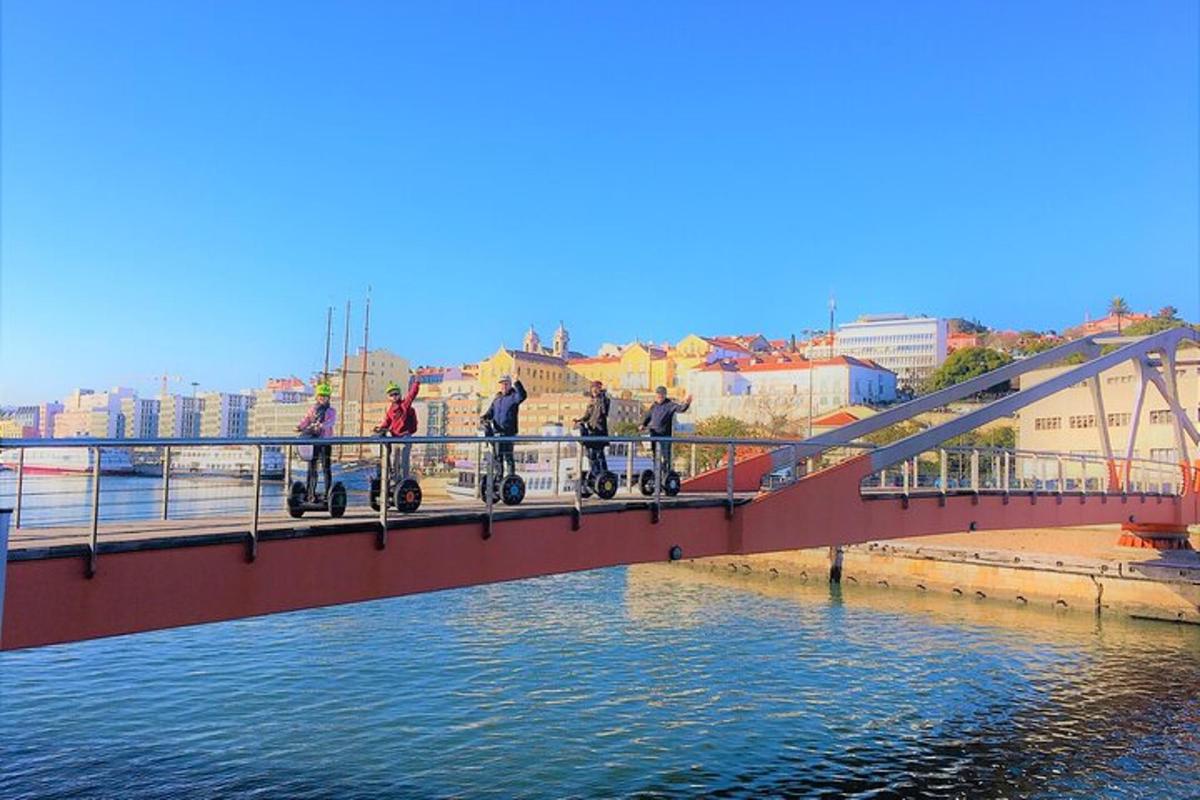 un grupo de personas caminando por un puente sobre el agua