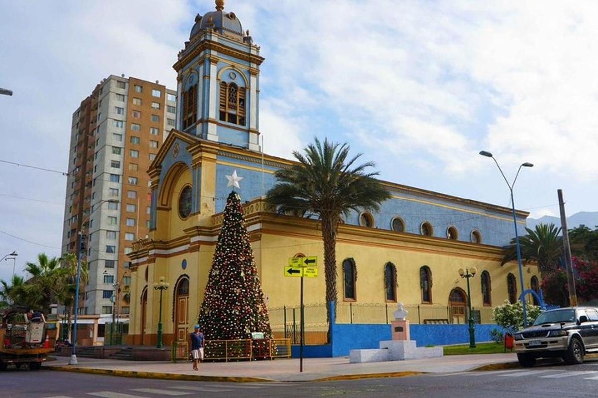 クリスマスツリーが飾られた大きな建物