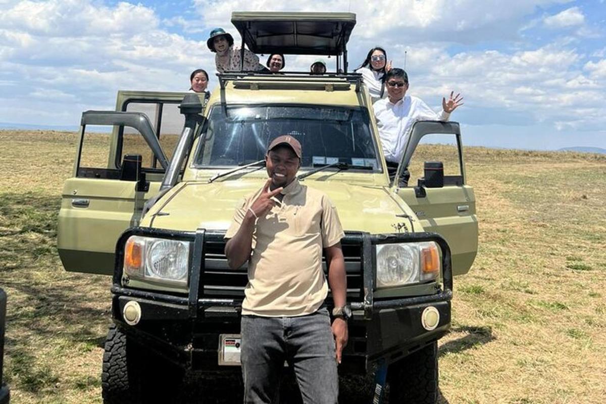 un grup de persones que estan dretes davant d'un vehicle