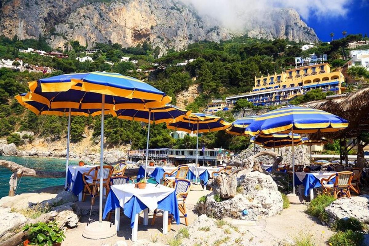 un gruppo di tavoli con ombrelloni su una spiaggia