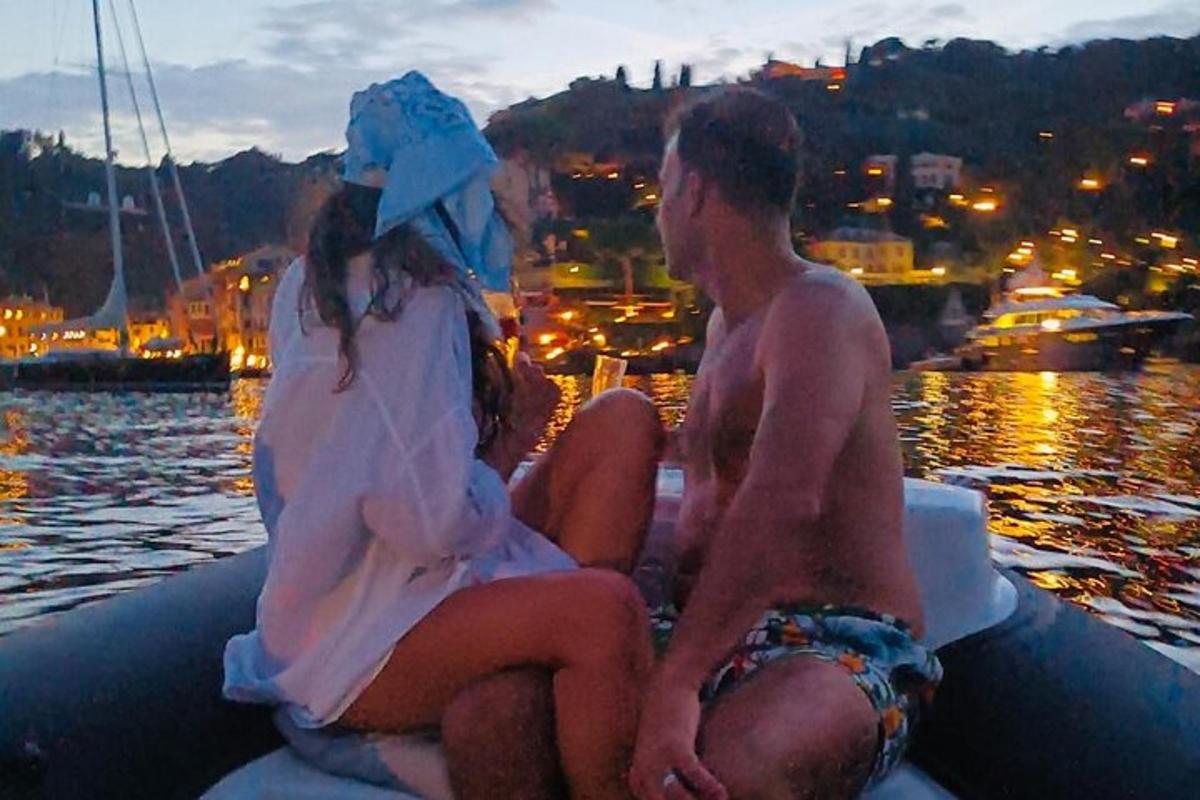 un uomo e una donna seduti su una barca in acqua