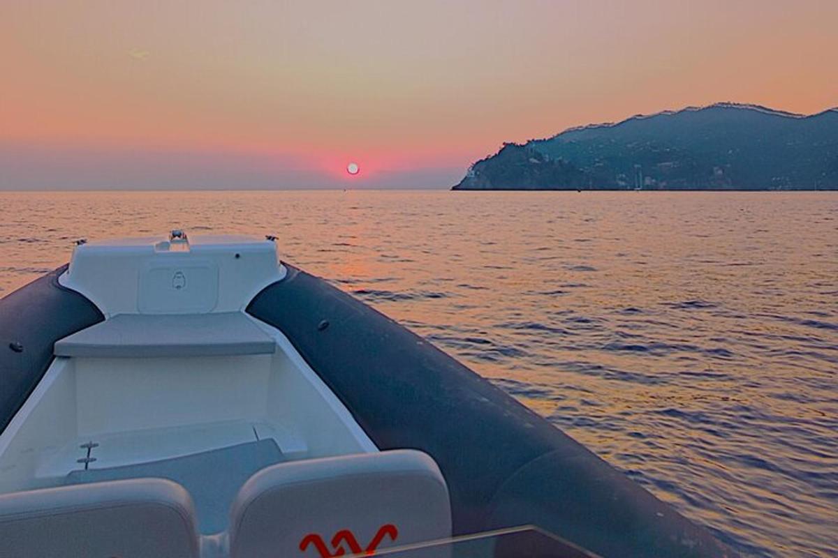 una barca sull'acqua con un tramonto sullo sfondo