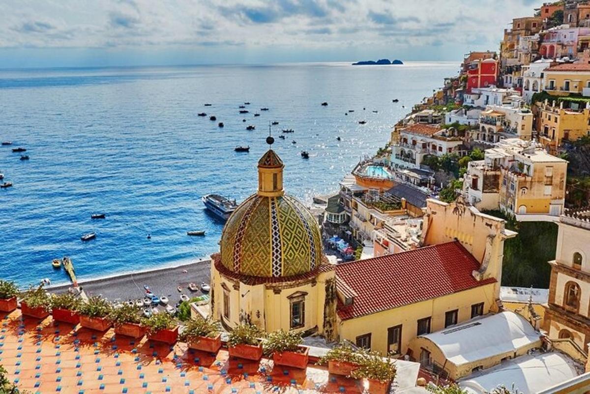 una vista aerea di una città e dell'oceano