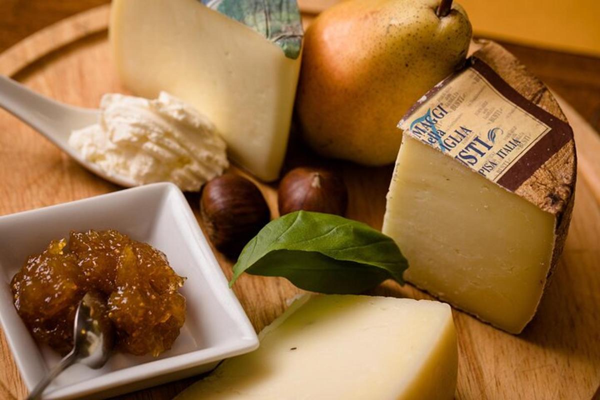 un piatto di formaggio e frutta su un tavolo
