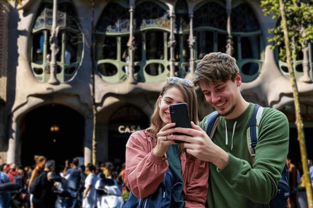 um homem e uma mulher tirando uma foto com um celular