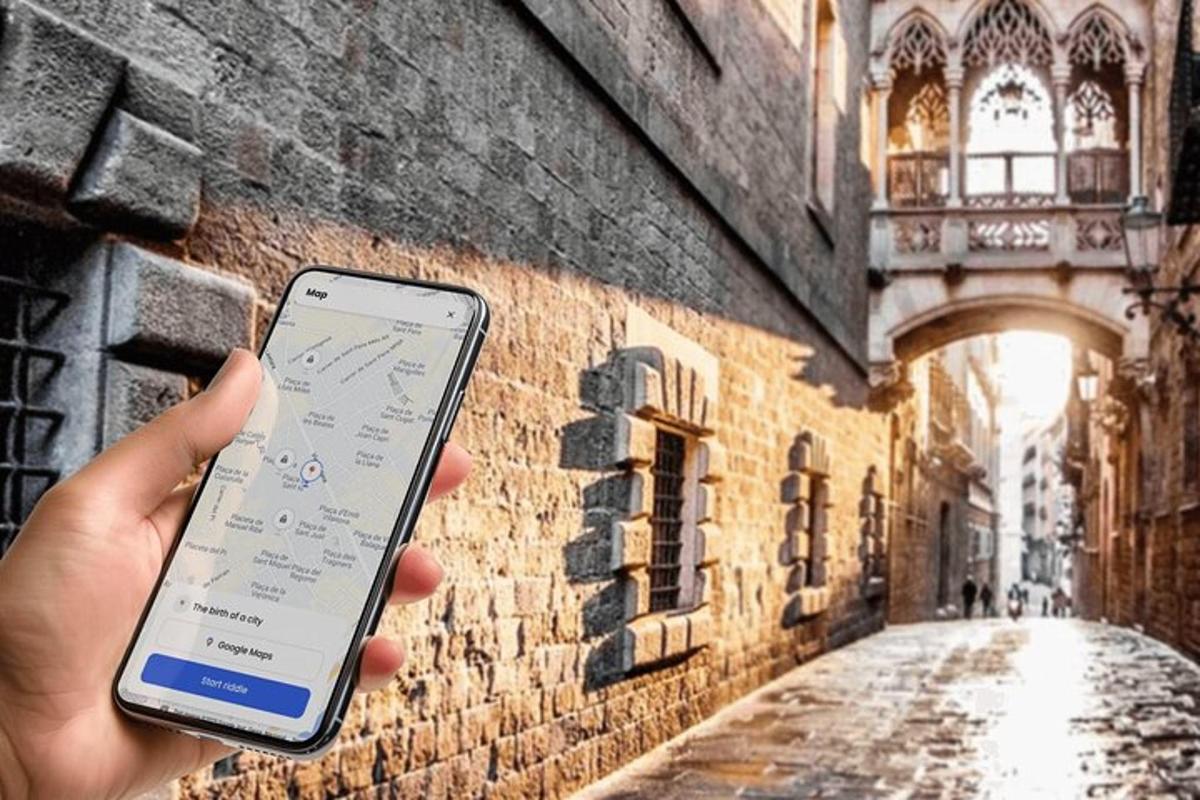 oseba, ki drži mobilni telefon pred stavbo