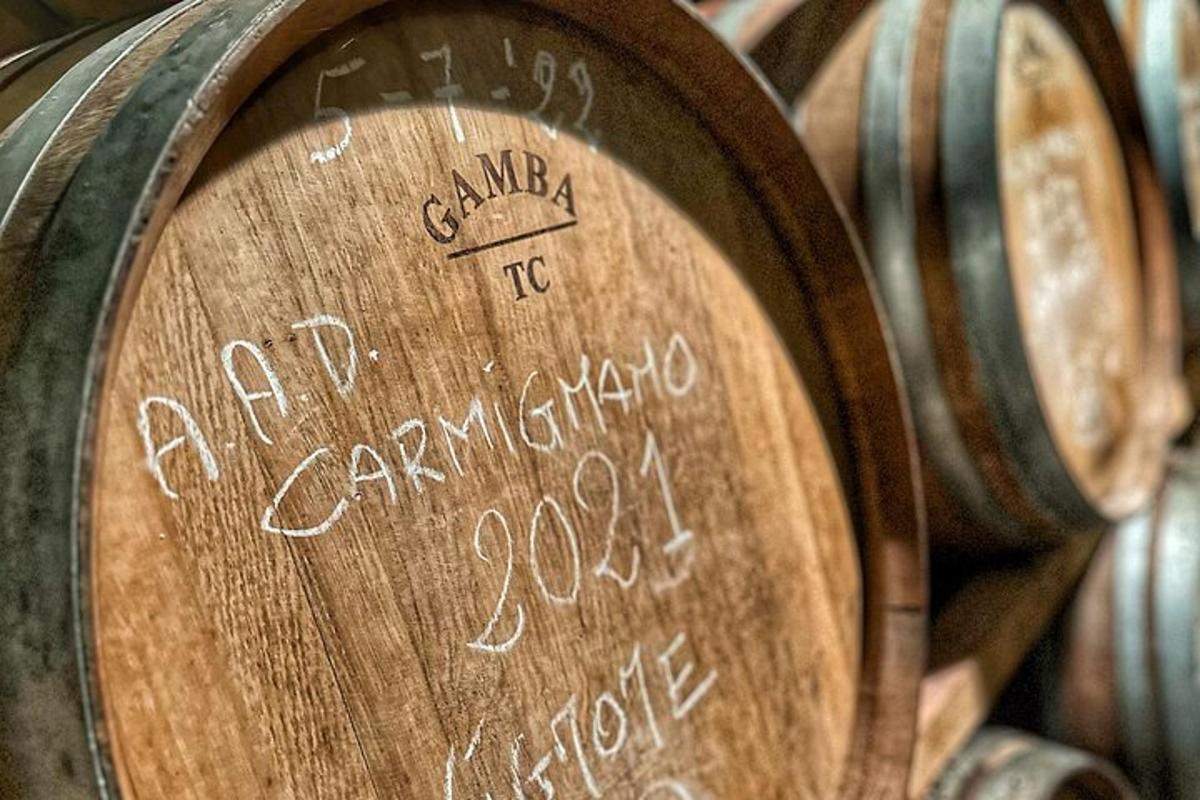 un tonneau de vin en bois avec une écriture dessus
