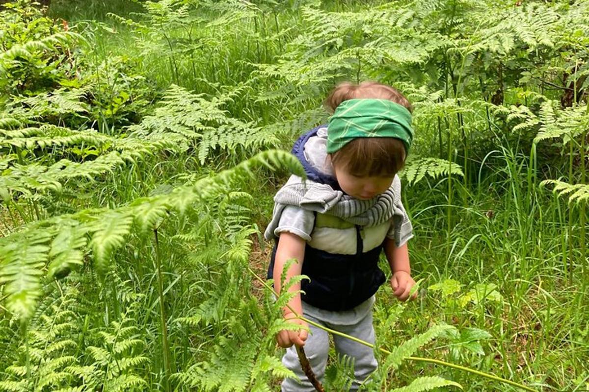 un bambino piccolo sta camminando nell'erba